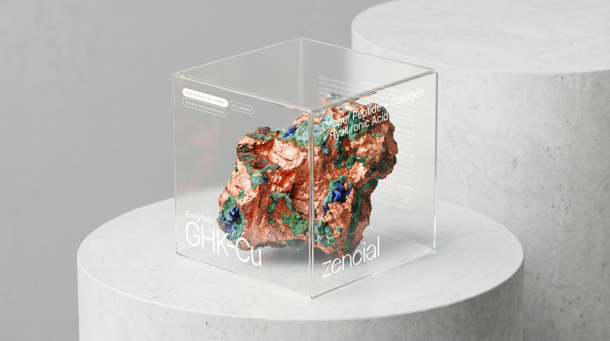 Mineral de cobre em uma caixa transparente